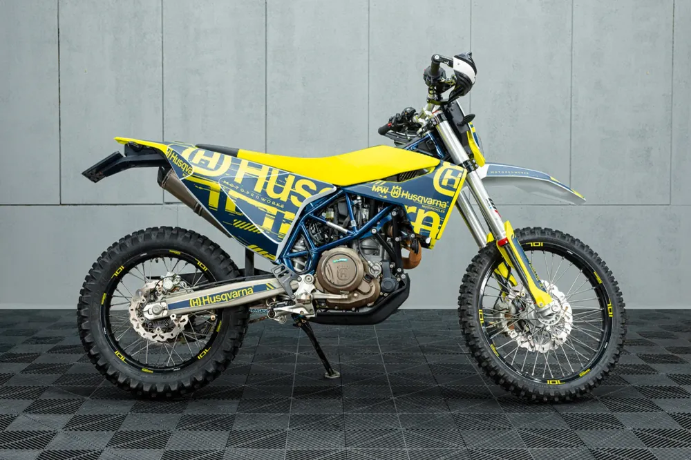 Husqvarna 701 SM GRAFIIKAT - "Disruptor" (Sininen)