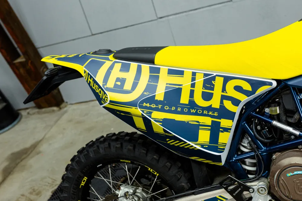 Husqvarna 701 SM GRAFIIKAT - "Disruptor" (Sininen)
