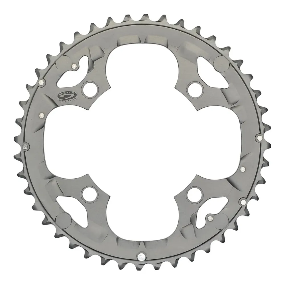 SHIMANO DEORE M590 9V 4 reikää 104mm hopeinen ulkokäyttöön tarkoitettu ketjupyörä.